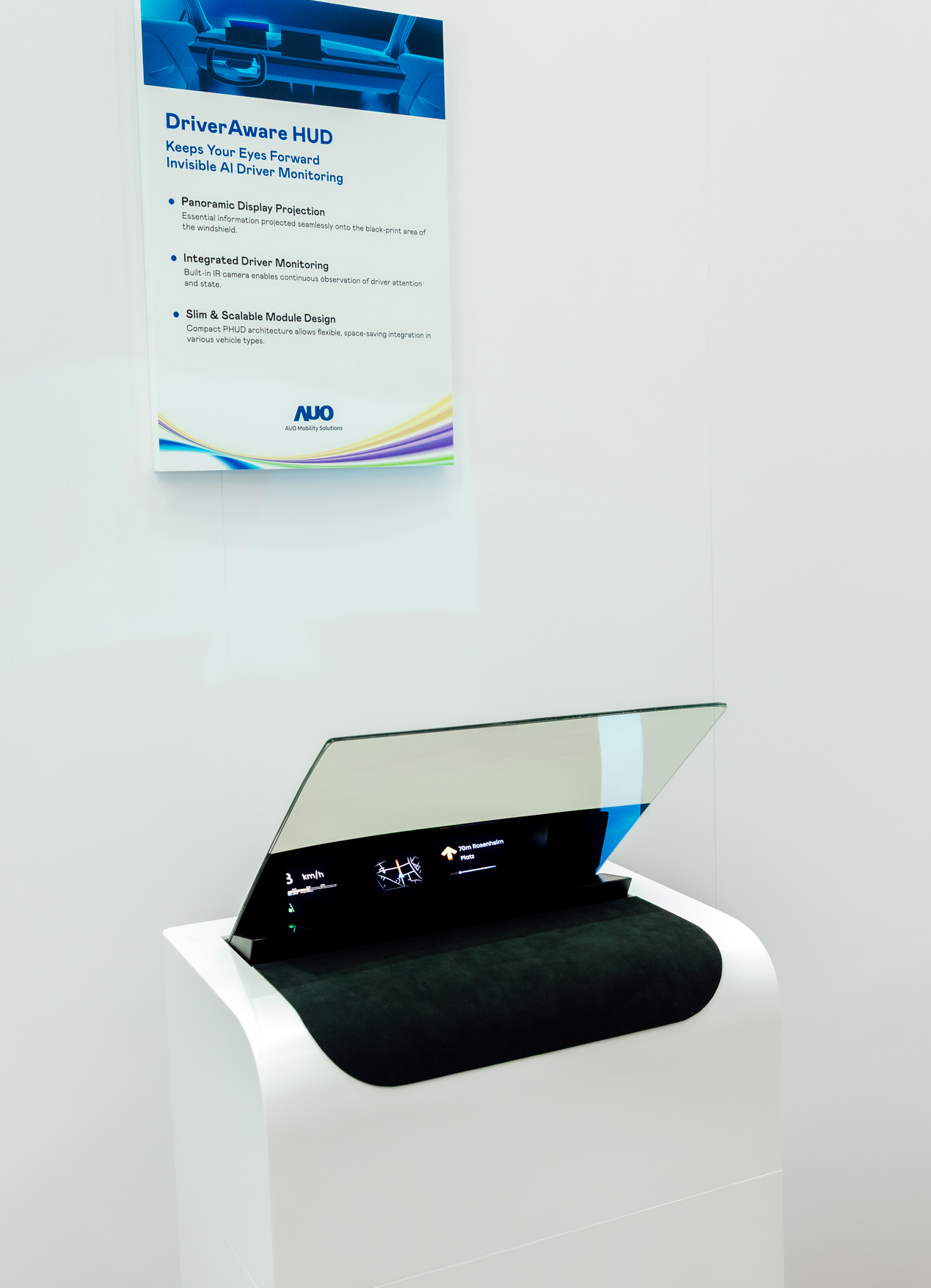 DriverAware HUD结合抬头显示器与隐藏式红外线摄影机，将车速、导航及警示讯息投影于挡风玻璃上，完美对齐驾驶目不离路的视线，同时，透过AI 监控驾驶注意力以提升安全性。